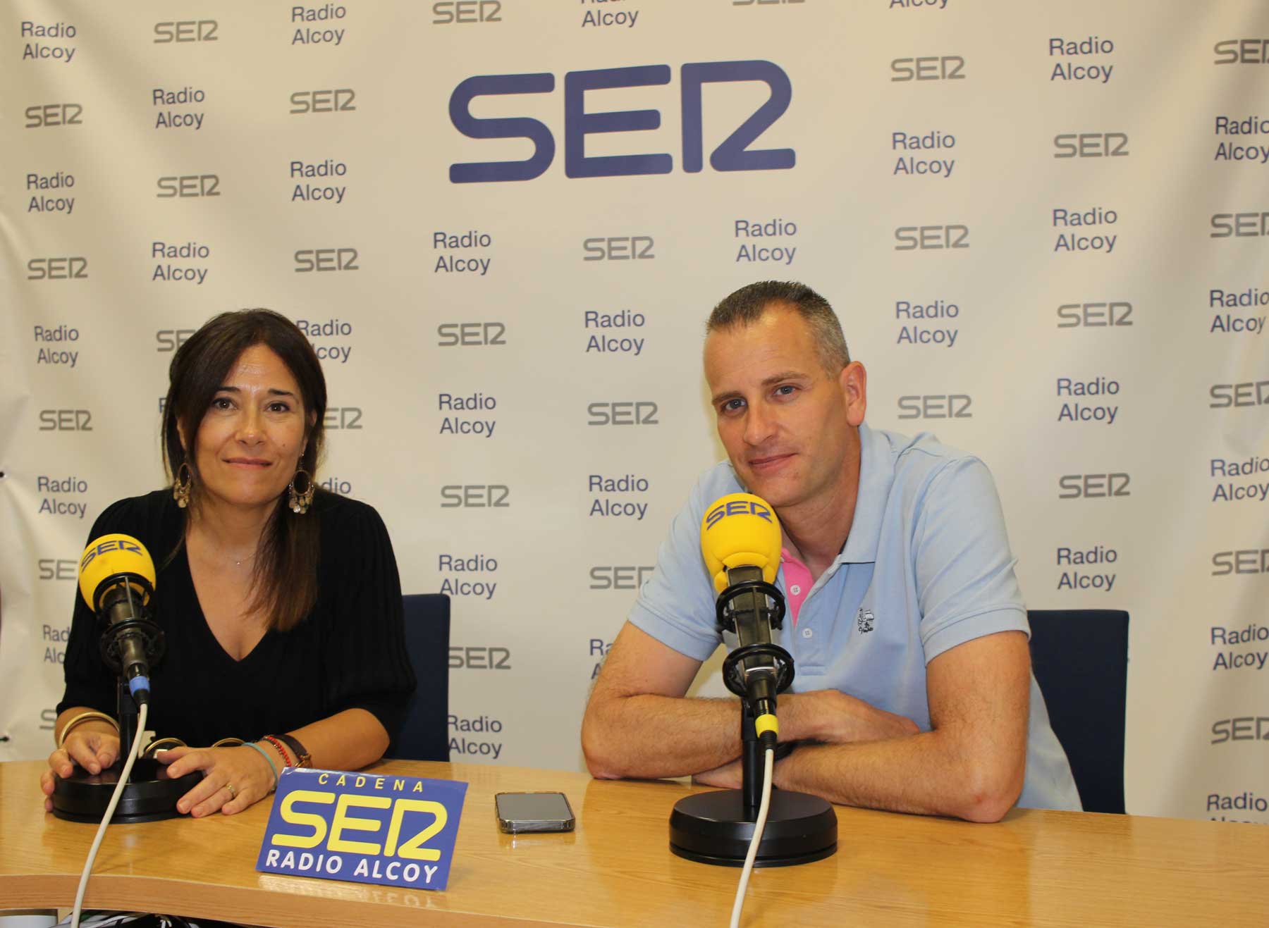 Lorena Zamorano, concejal de Turismo, y Alberto Belda, concejal de Deportes, en el estudio central de Radio Alcoy