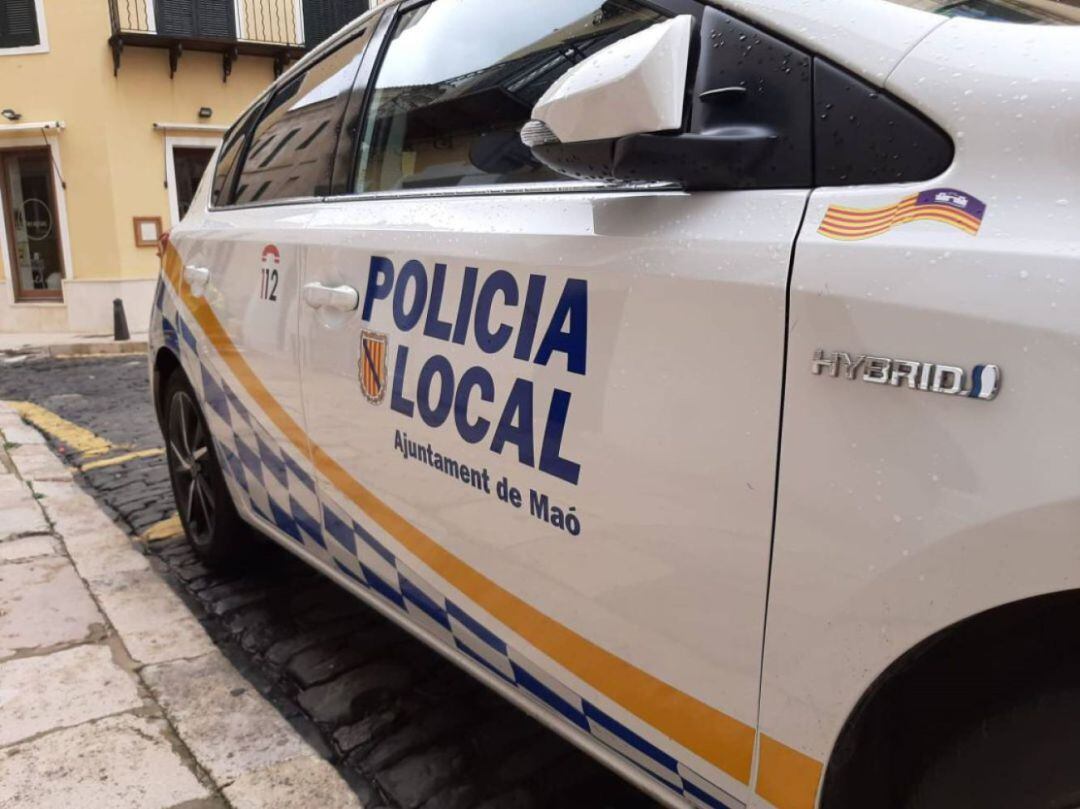La policia local de Maó va interceptar al pressumpte lladre.