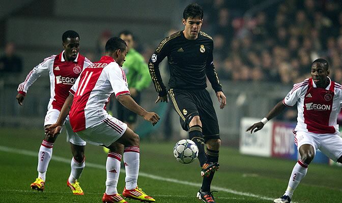 Kaká guía la pelota entre varios jugadores del Ajax