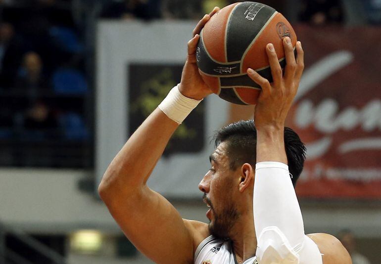 Gustavo Ayón con el balón.