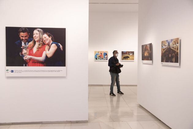 Una vista de la sala del Centro Cultural Fundación Unicaja de Málaga, donde hoy se ha inaugurado la exposición &quot;2020.Imágenes de un año&quot;, que recoge las fotografías de la Agencia Efe más destacadas del pasado año