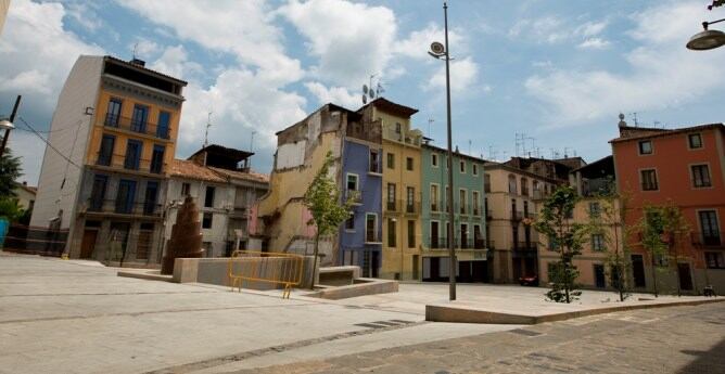 El nucli antic d'Olot, un dels municipis que participen en aquesta campanya per reduir els locals comercials buits als centres històrics
