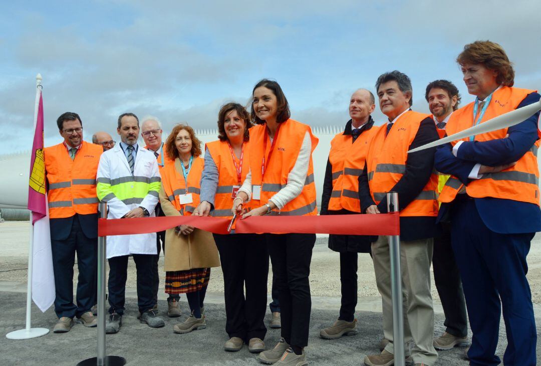La ministra de Industria, Reyes Maroto, inaugurando la nueva línea de Vestas en el municipio de Daimiel (Ciudad Real) este lunes.