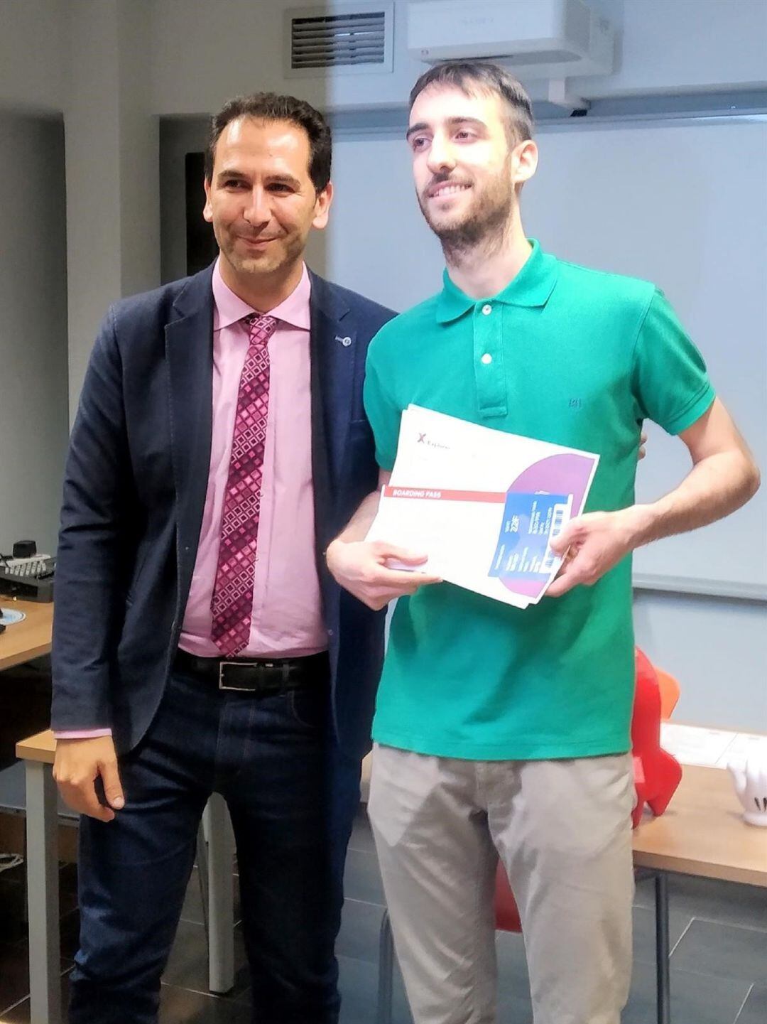 David Carrancio, junto al alcalde de la ciudad en la imagen, presentará su startup sobre eficiencia en el transporte en Silicon Valley