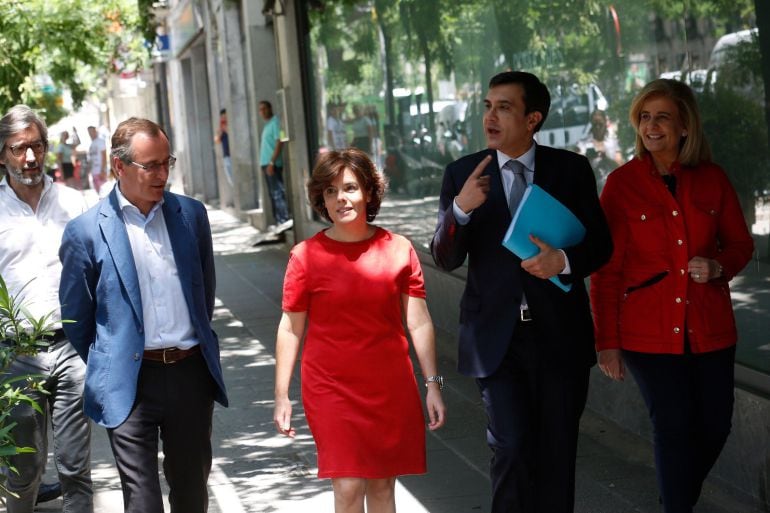 Alonso y Oyarzábal acompañana a Soraya Sáenz de Santamaría a la presentación de avales