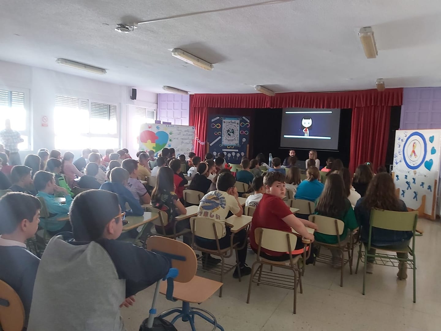 Momento de la charle en el colegio Arroquia-Martínez