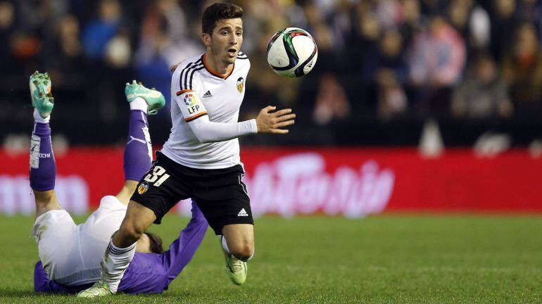 El centrocampista del Valencia, Jose Luis Gayá, se escapa del brasileño Felipe Mattioni, del RCD Espanyol.