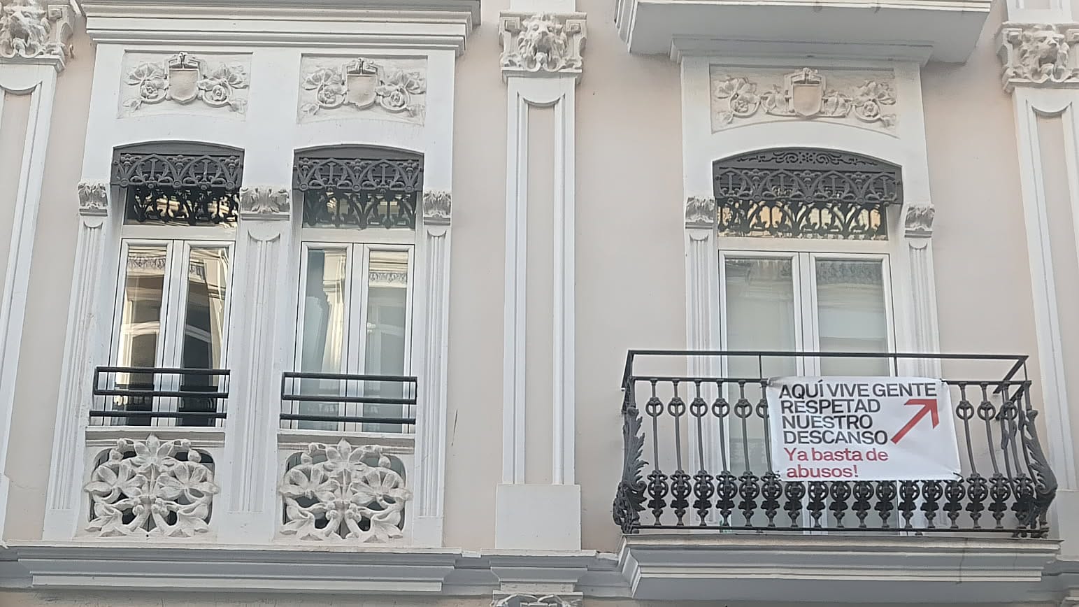 Un cartel en un balcón de Russafa pide respeto para el descanso de los vecinos del barrio.