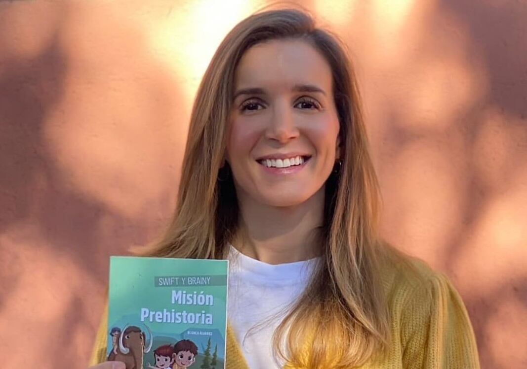 Blanca Álvarez posa con su libro