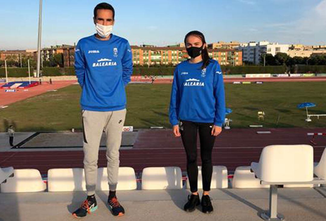 Leire Bisquert junto a su entrenador Miquel Castillo.