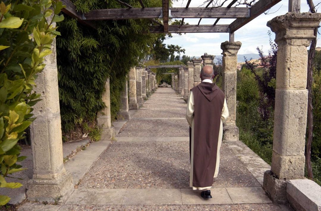 Vista del exterior de las huertas y paseos del monasterio de Nuestra Señora del Parral en la capital