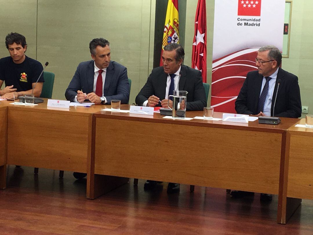 Enrique López esta mañana en una reunión con los servicios de emergencia