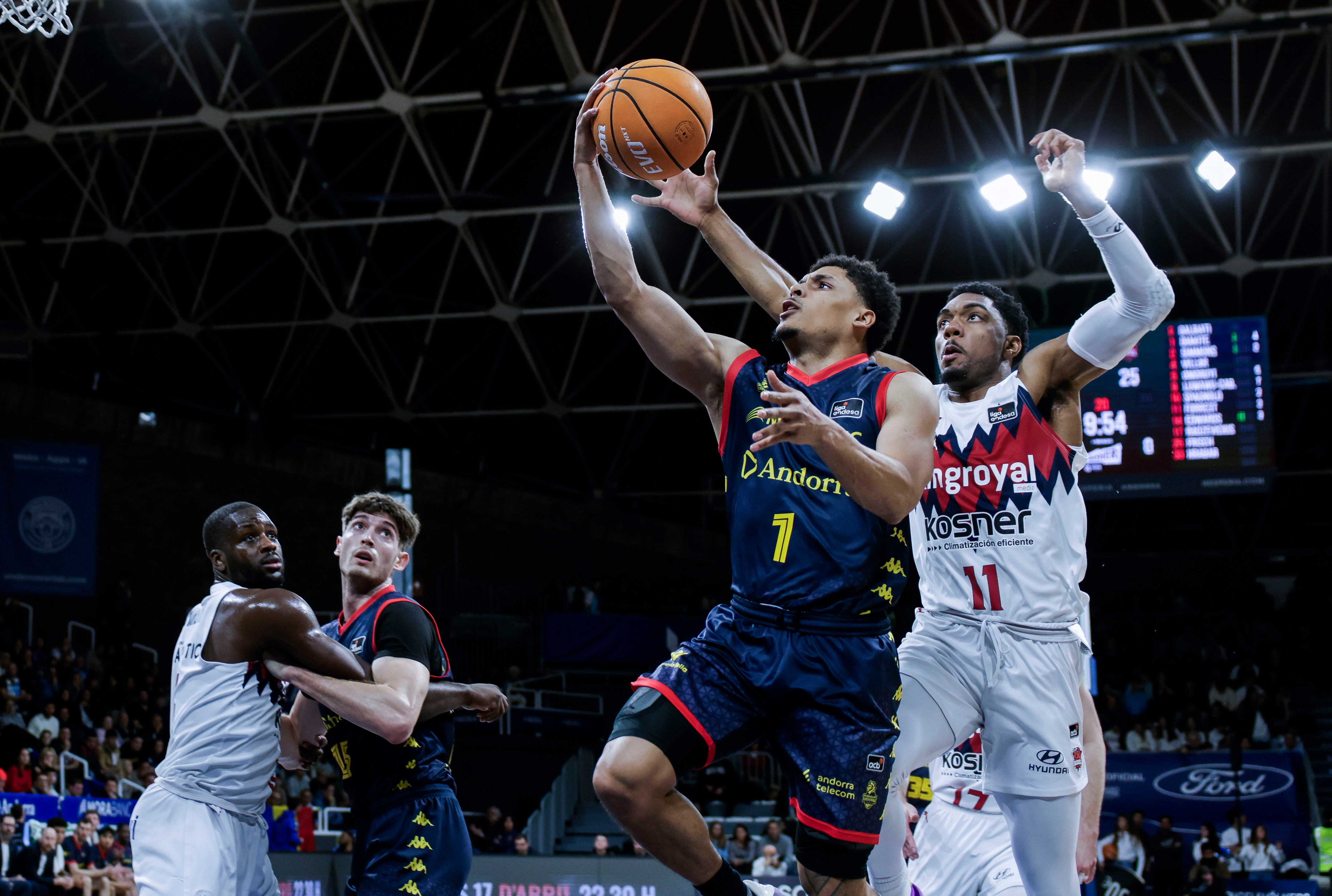 ANDORRA LA VELLA, 29/03/2026.- Xavier Castañeda (2d), escolta estadounidense del MoraBanc Andorra entra a canasta ante Trent Forrest (d), base estadounidense del Kosner Baskonia, durante el partido de la vigesimocuarta jornada de la Liga Endesa de baloncesto que se disputa este domingo en el Pavelló Toni Martí de Andorra. EFE / Fernando Galindo