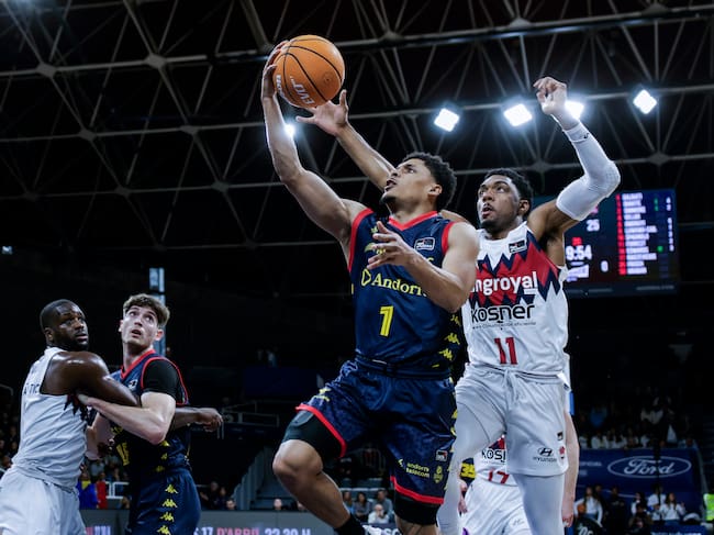 ANDORRA LA VELLA, 29/03/2026.- Xavier Castañeda (2d), escolta estadounidense del MoraBanc Andorra entra a canasta ante Trent Forrest (d), base estadounidense del Kosner Baskonia, durante el partido de la vigesimocuarta jornada de la Liga Endesa de baloncesto que se disputa este domingo en el Pavelló Toni Martí de Andorra. EFE / Fernando Galindo