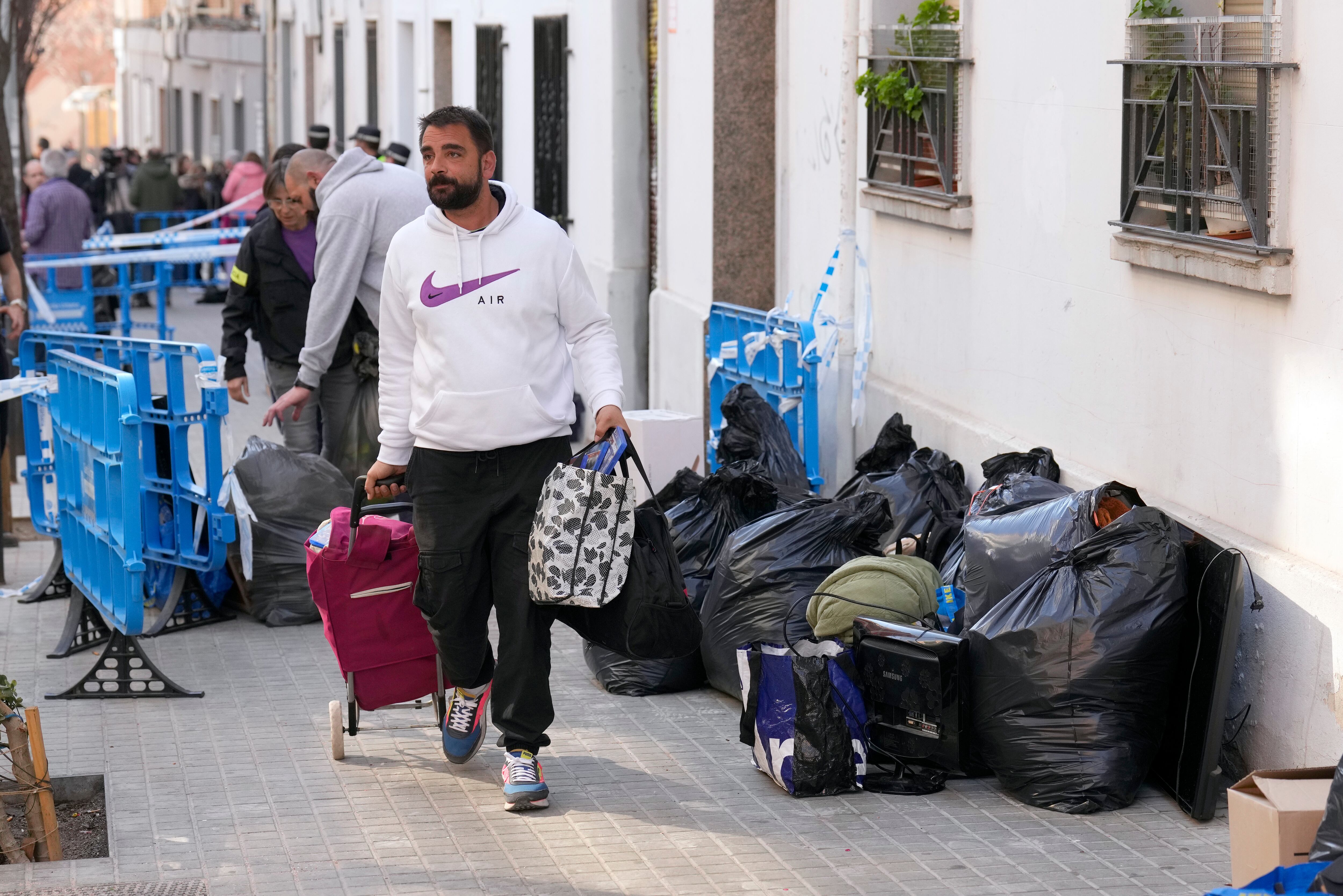 Tercer bloc desallotjat al carrer Canigó de Badalona on el 6 de febrer es va esfondrar part d'un edifici, provocant la mort de 3 persones. EFE/Alejandro Garcia