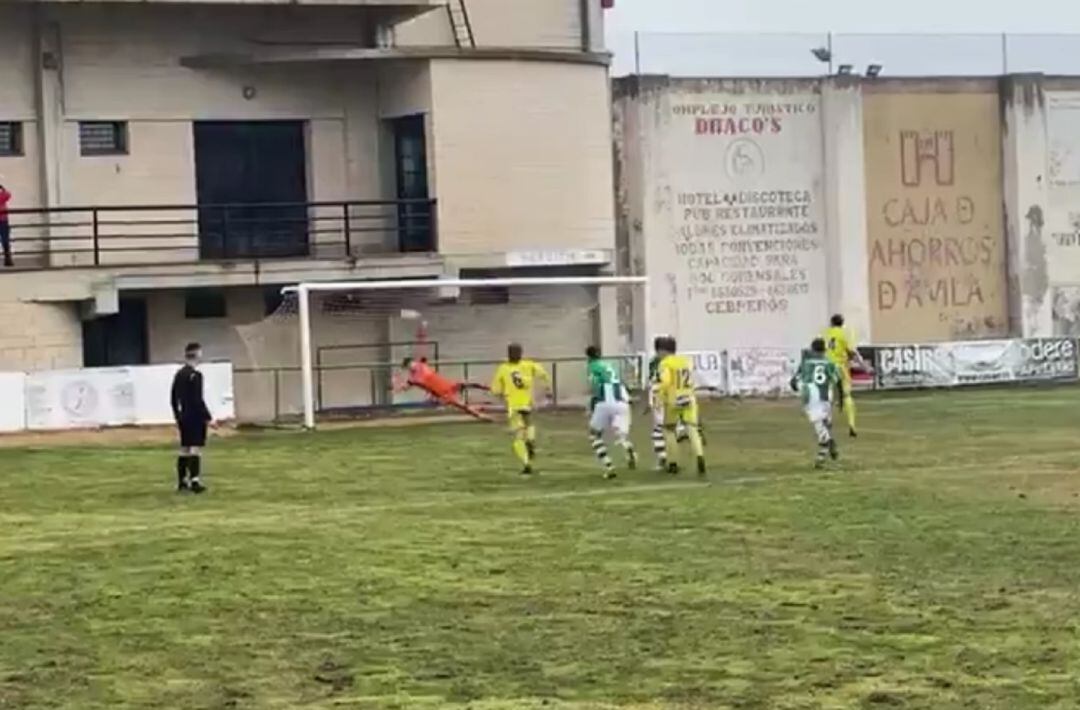 El pichichi de la Arandina, Pesca (6), abrió el marcador, de penalti, ante la Cebrereña en El Mancho.