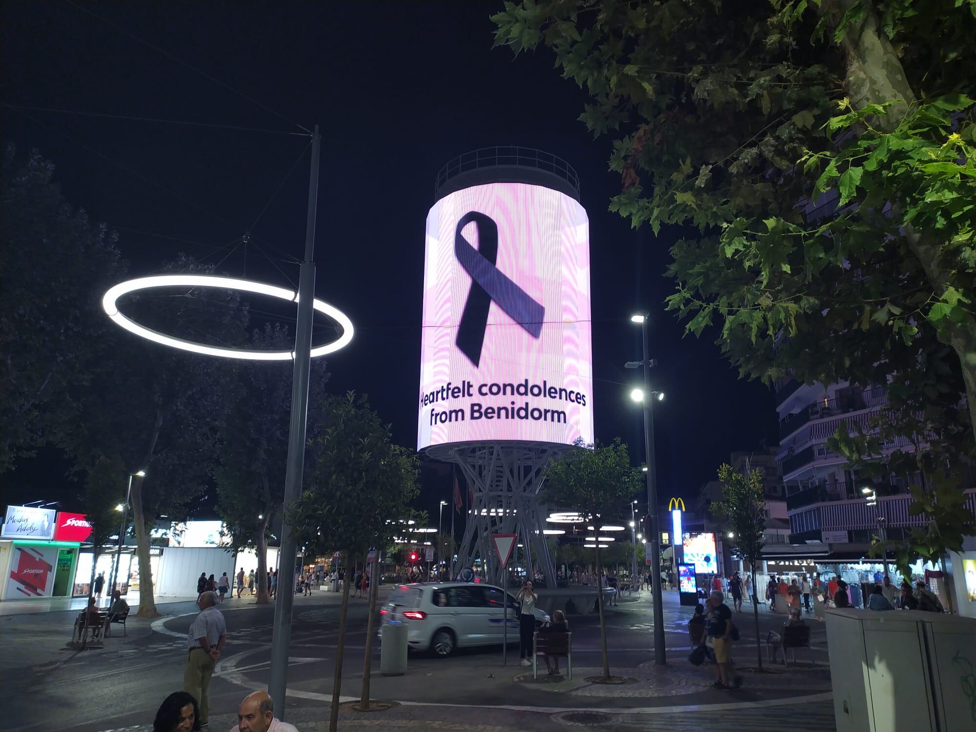 Las pantallas municipales trasladaron un mensaje de duelo en Benidorm