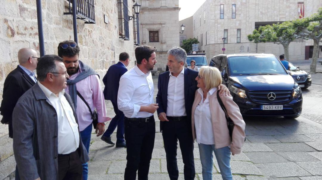 Fernando Grande Marlaska conversa con el candidato socialista a la Alcaldía de Zamora, Antidio Fagúndez