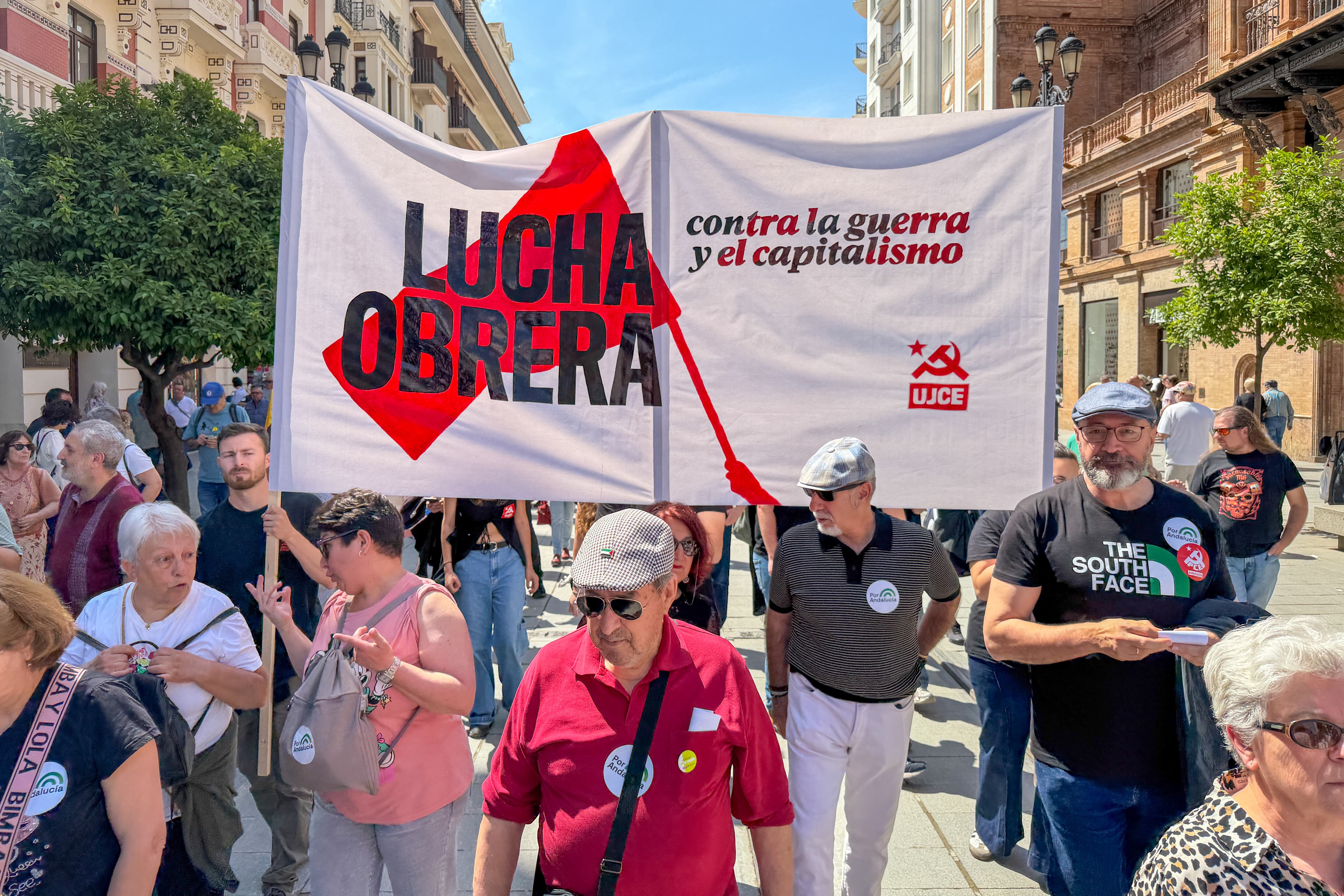 SEVILLA, 01/05/2026.- Vista de la manifestación convocada por los sindicatos CCOO y UGT con motivo del Primero de Mayo, este viernes en Sevilla. EFE/ David Arjona