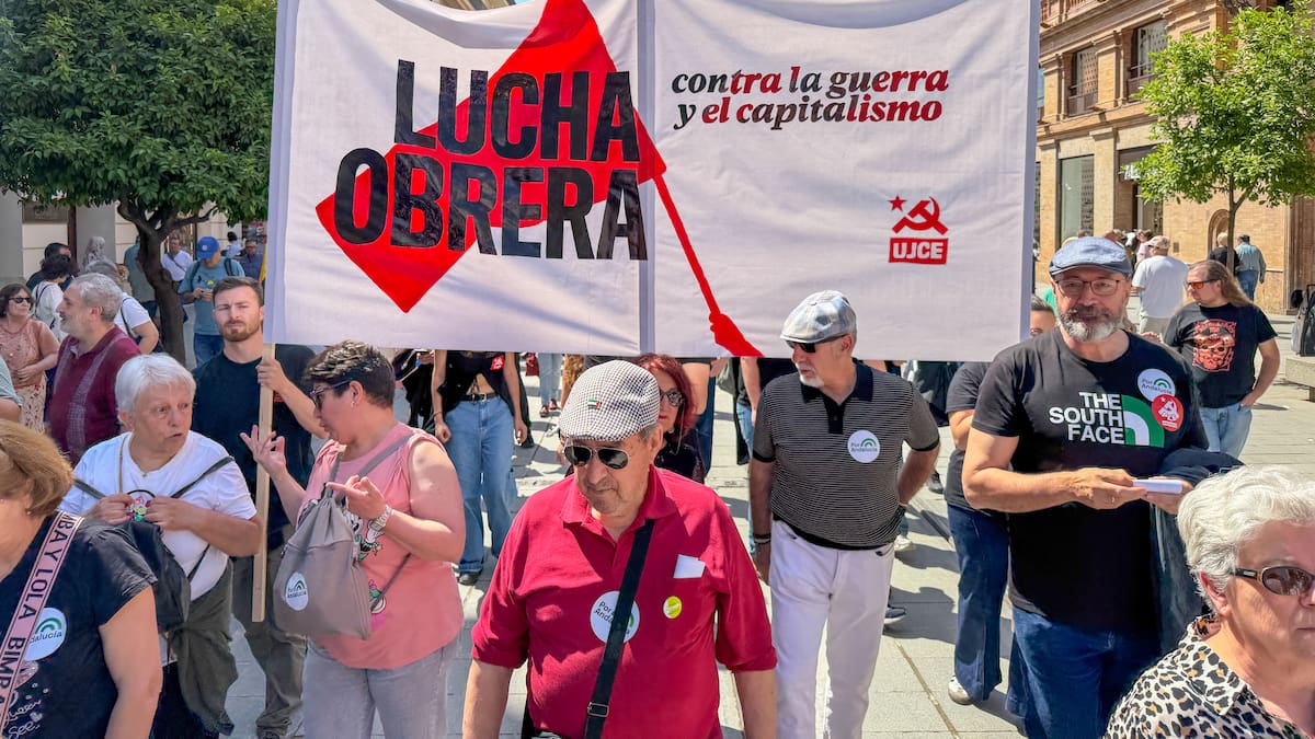 Cientos de personas salen a la calle en Sevilla para reivindicar trabajo de calidad, derecho a la vivienda y la defensa de la democracia