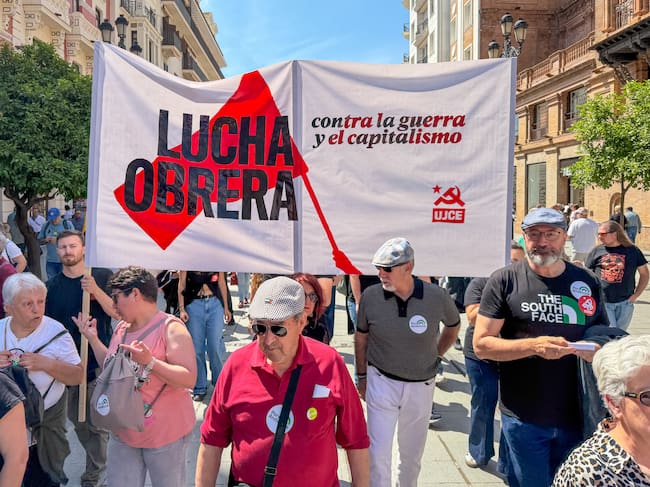 SEVILLA, 01/05/2026.- Vista de la manifestación convocada por los sindicatos CCOO y UGT con motivo del Primero de Mayo, este viernes en Sevilla. EFE/ David Arjona