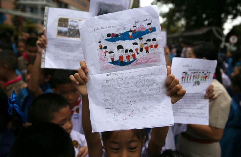 Los estudiantes celebran el rescate de sus compañeros de la gruta. 