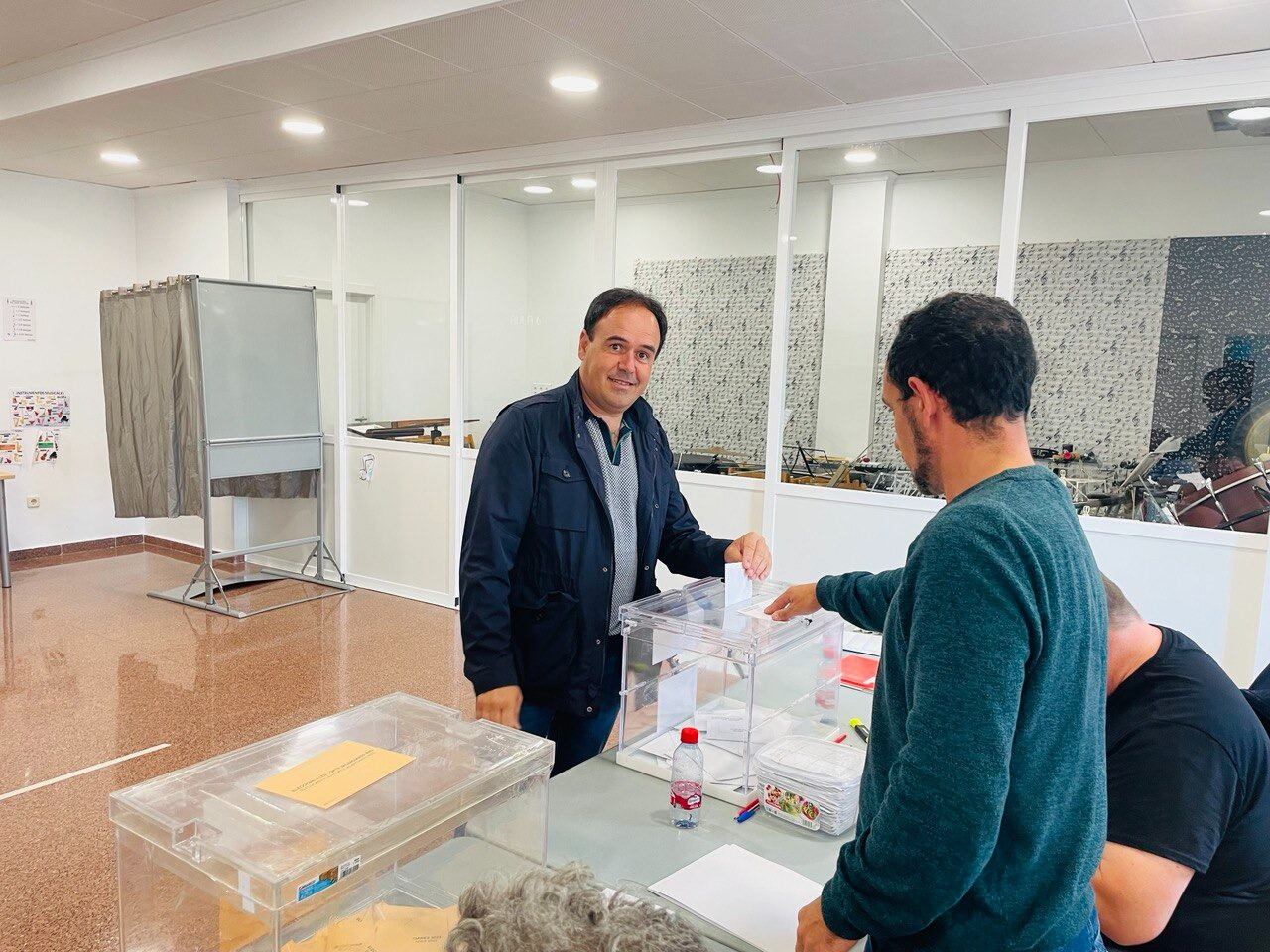 Juanfran Pérez Llorca votando en Finestrat