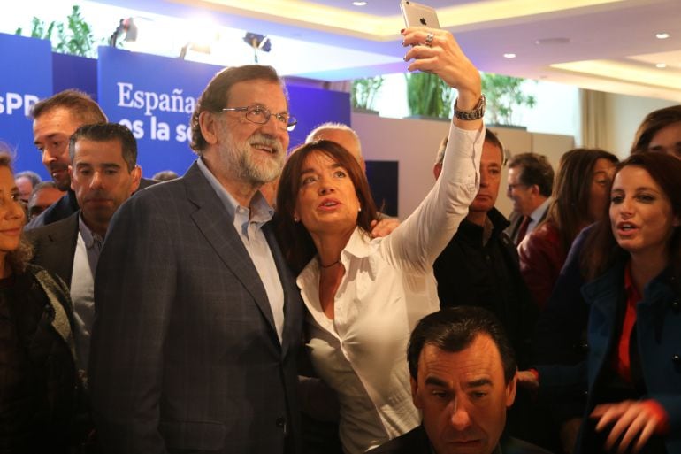 Mariano Rajoy se hace una fotografía junto a una simpatizando en Mataró.  