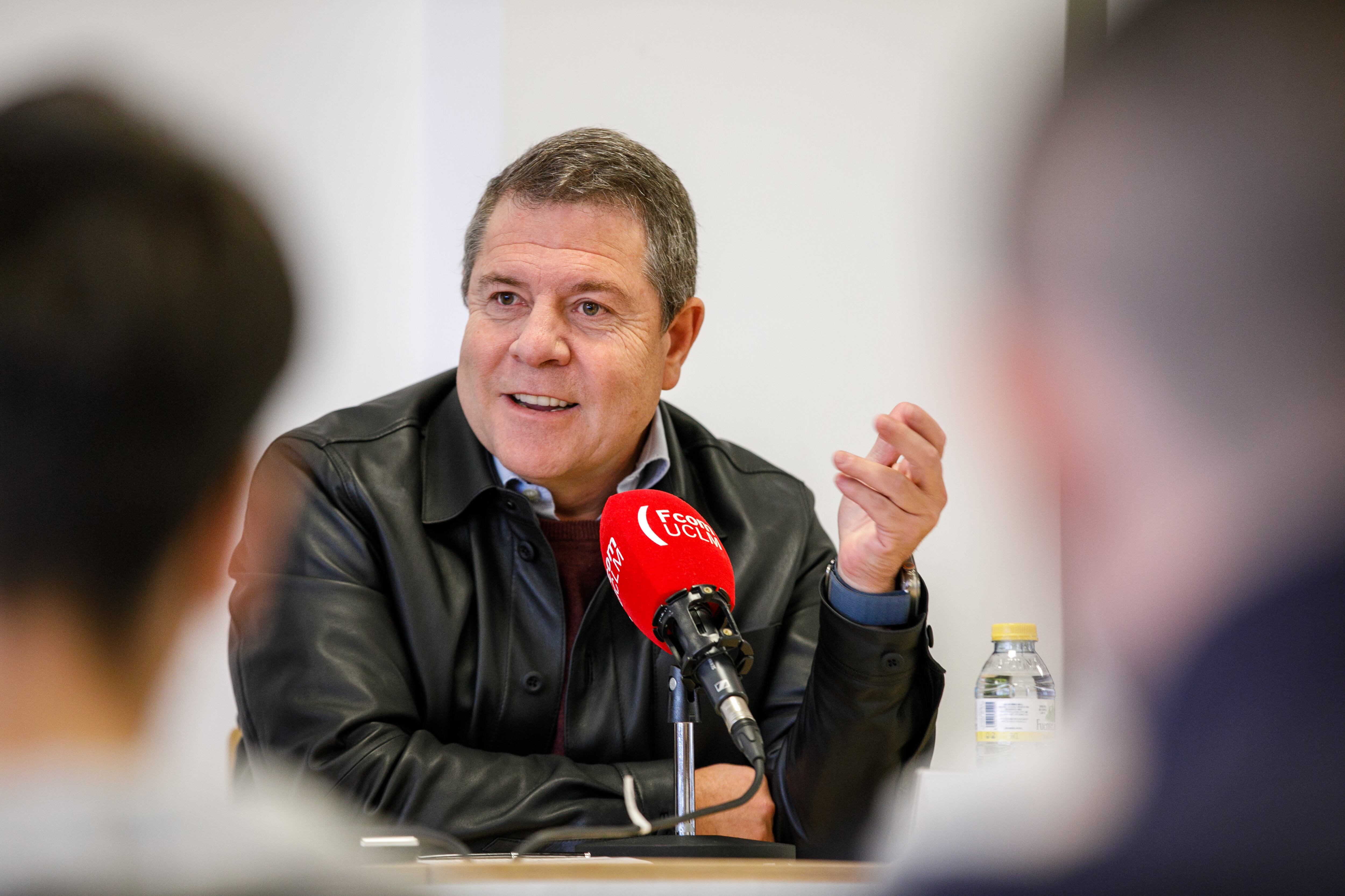 García-Page durante un encuentro con alumnos de Periodismo de la Facultad de Comunicación de Cuenca