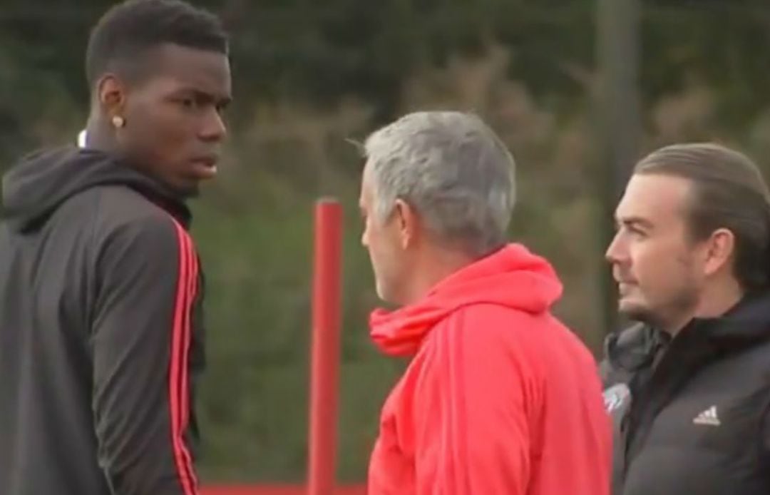 Pogba y Mourinho conversan durante el entrenamiento del United