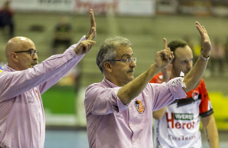 Carlos Colmenero (en primer término) y Manolo Vecino (detrás) son los técnicos del Villa de Aranda.