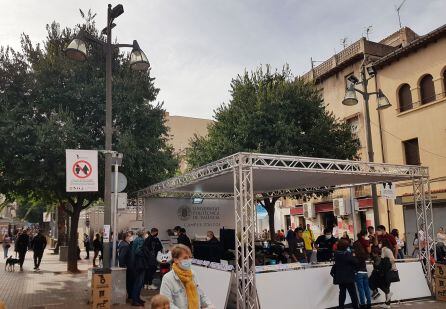 En el centro del Passeig del Comtat está el stand del Campus de Alcoy de la Universidad Politécnica de Valencia