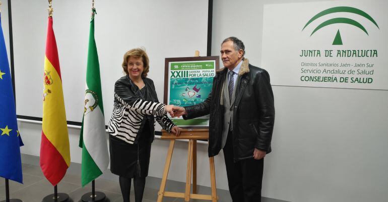 La delegada de Salud, Teresa Vega, junto al presidente del Real Jaén CF, Tomás Membrado, en la presentación de la colaboración del club en la Carrera de la Salud.