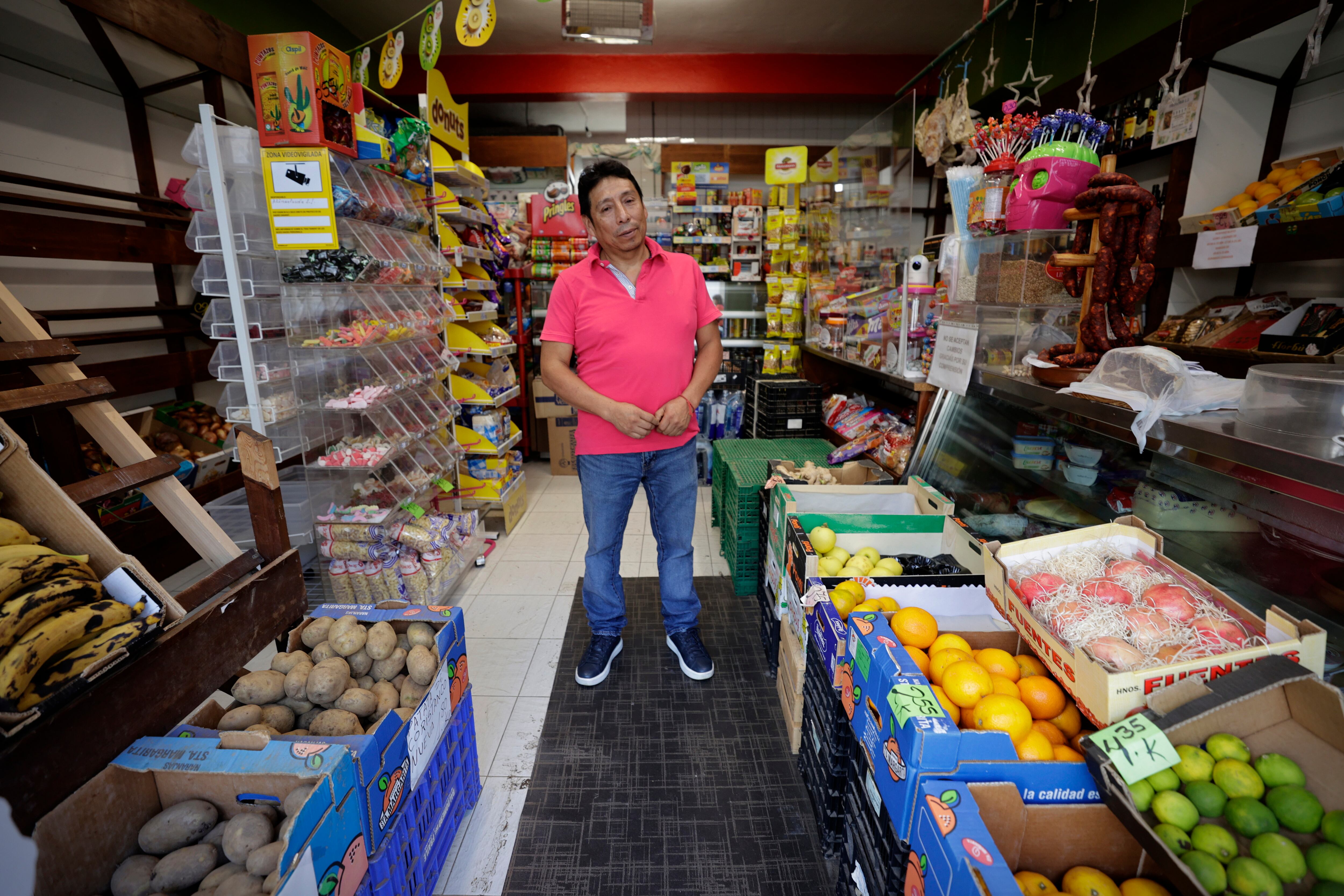 A CORUÑA, 03/10/23.- Abdo, marido de la víctima, habla con EFE en el negocio que regenta en A Coruña. Una persona ha entrado a robar a una frutería de A Coruña y ha asestado varias puñaladas a su dueña, que ya ha recibido el alta hospitalaria. EFE/ Cabalar