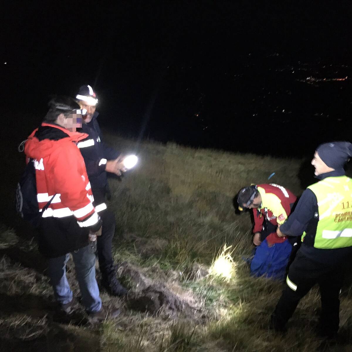 Rescatado un joven francés perdido en la ruta del nacimiento del río Pisueña, en Selaya