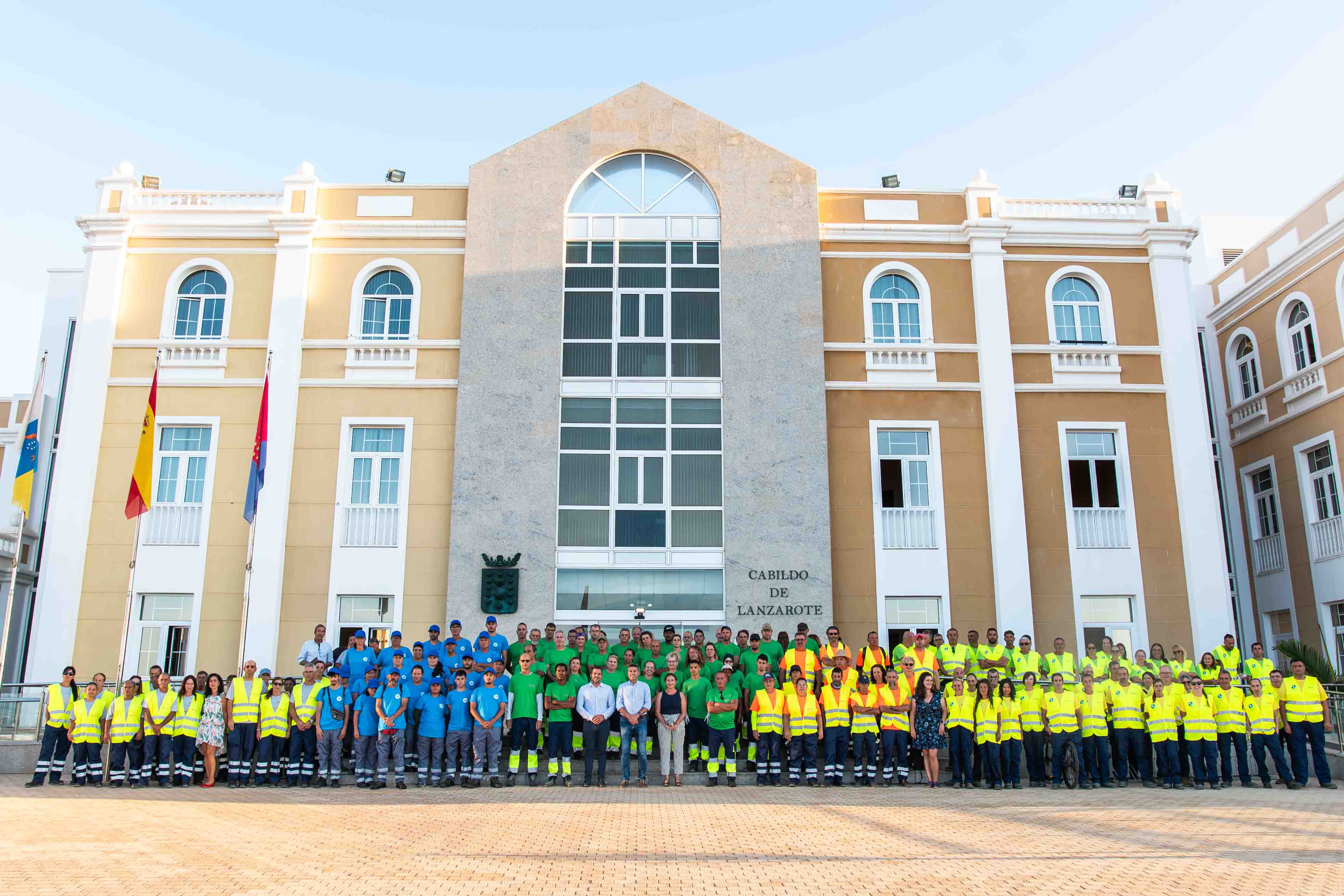 Los nuevos trabajadores en la puerta del Cabildo de Lanzarote.