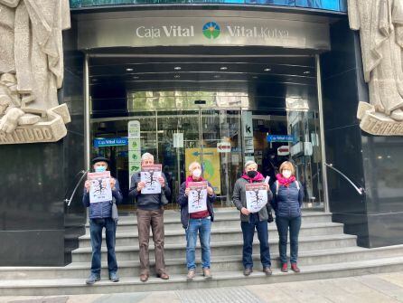 Colectivo de pensionistas en la manifestación de este lunes en la antigua sede de la Caja Vital