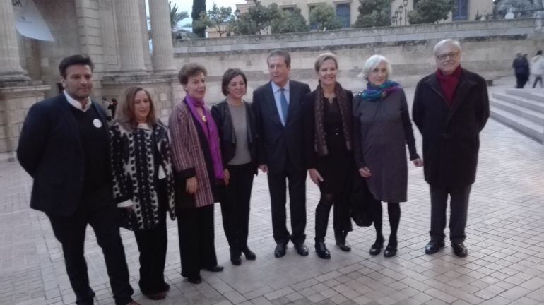 Foto de familia de la mesa redonda coordinada por Federico Mayor Zaragoza.