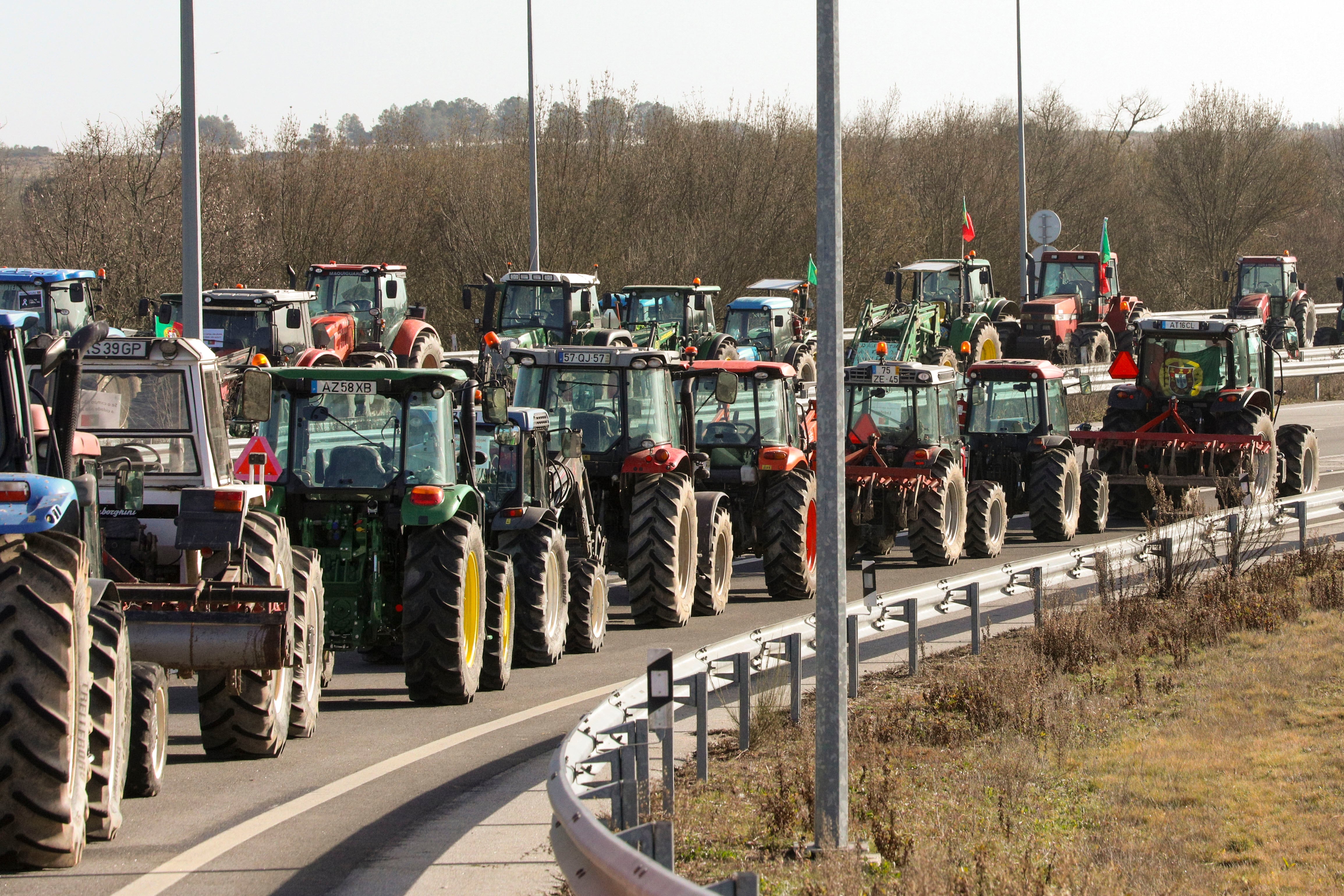 VILLAR FORMOSO (PORTUGAL), 01/02/2024.- Los agricultores lusos cortan este jueves algunas autovías del país próximas a la frontera con España, como la A-25 o la A-6, para protestar por los recortes de la Política Agraria Común (PAC) de la Unión Europea. EFE/ Carlos García
