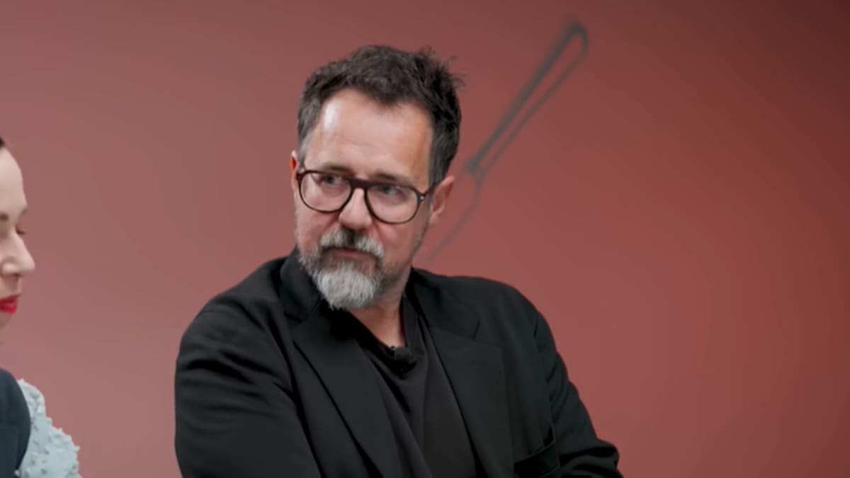 La reacción del director de cine Paco Plaza cuando ve a alguien mirar WhatsApp en una sala de cine: "Me han frenado varias veces"