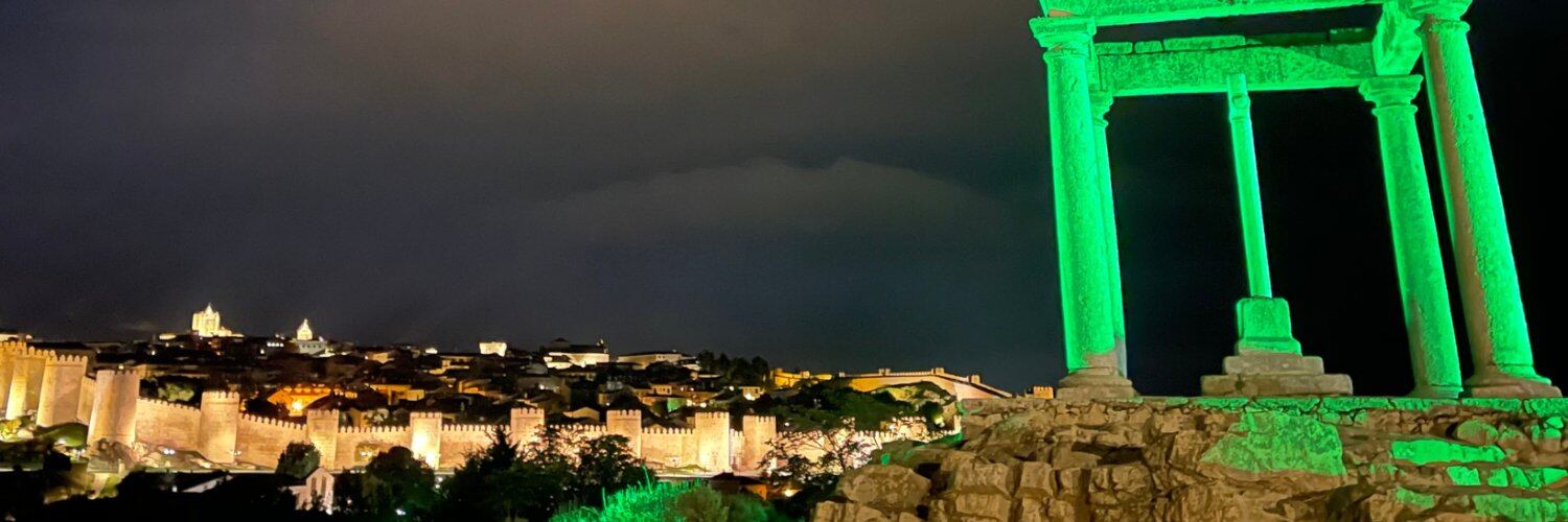 Los 4 Postes iluminados de verde, el color del alzhéimer