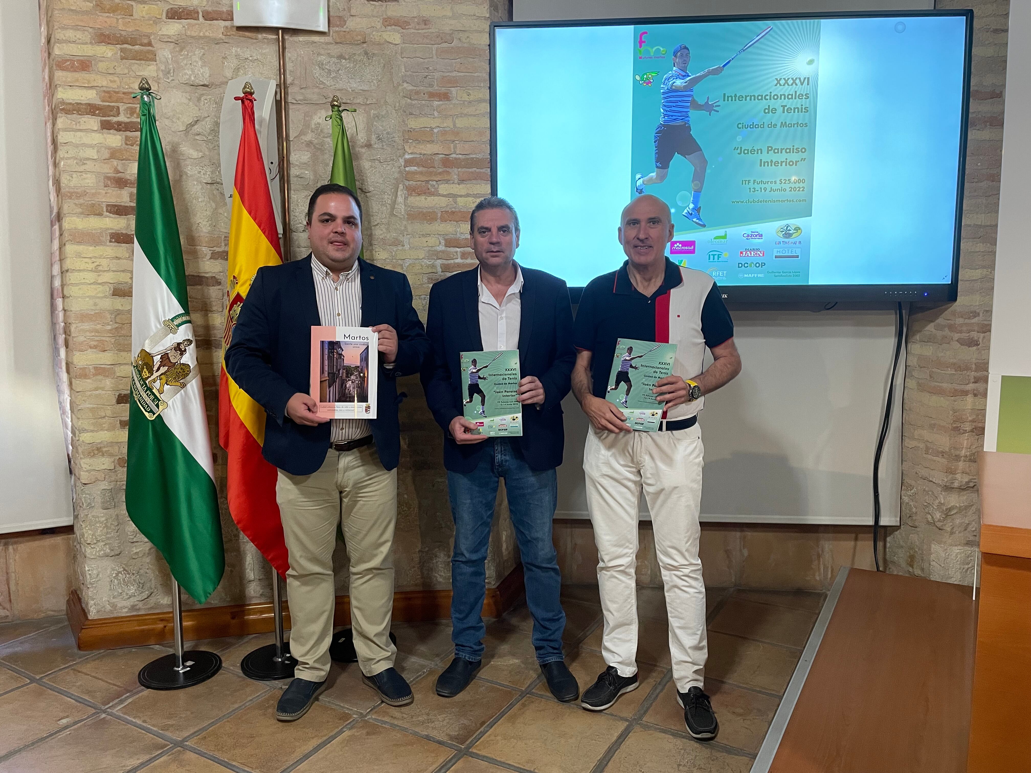 Momento de la presentación del torneo con Víctor Torres, Alcalde de Martos, Ángel Vera, diputado de deportes y Alejandro González presidnete del club de tenis de Martos.