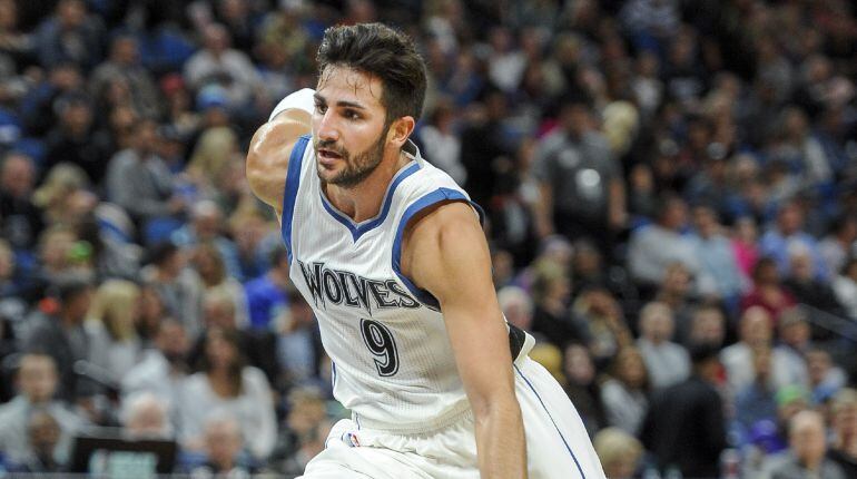 Ricky guía el balón durante un partido de los Wolves