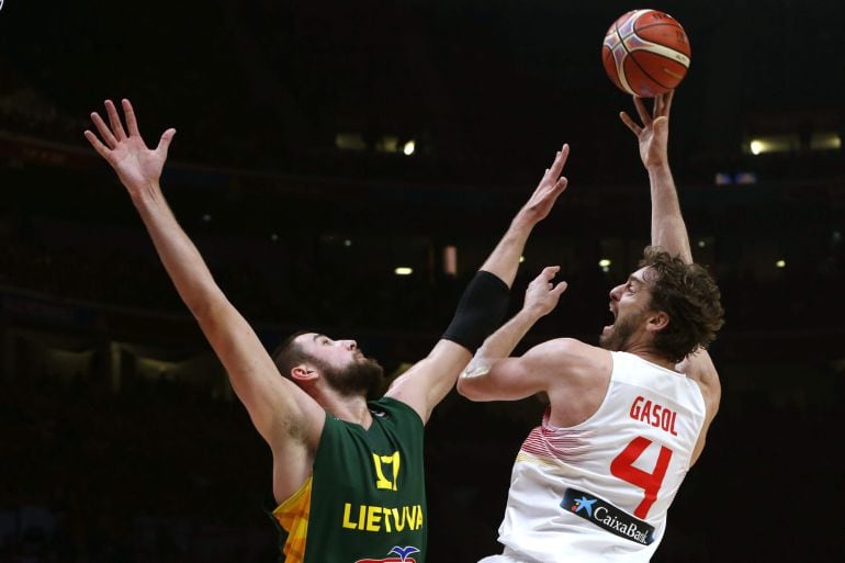 Pau Gasol y el pívot de Lituania Jonas Valanciunas, durante la final del Europeo 2015