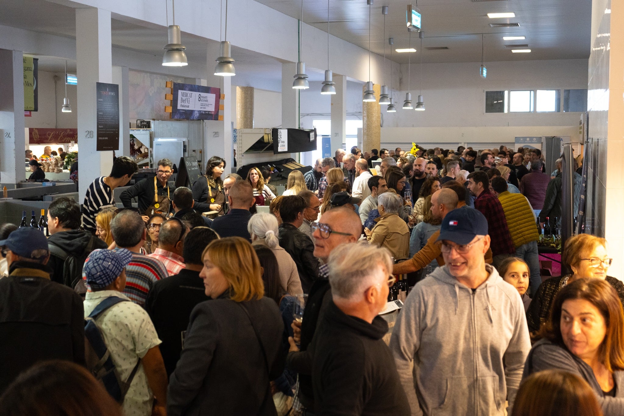 Vecinos y visitantes disfrutaron del primer Mercat del Vi de Ontinyent, que llenó el Mercado Municipal