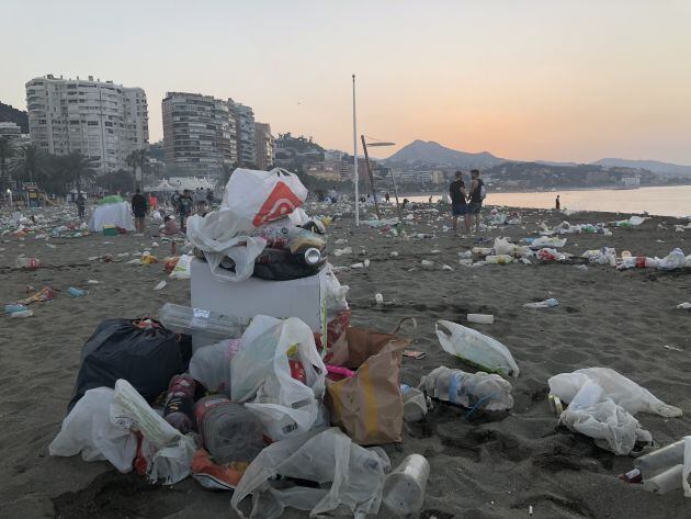 Situación de la playa de La Malagueta este lunes sobre las siete de la mañana