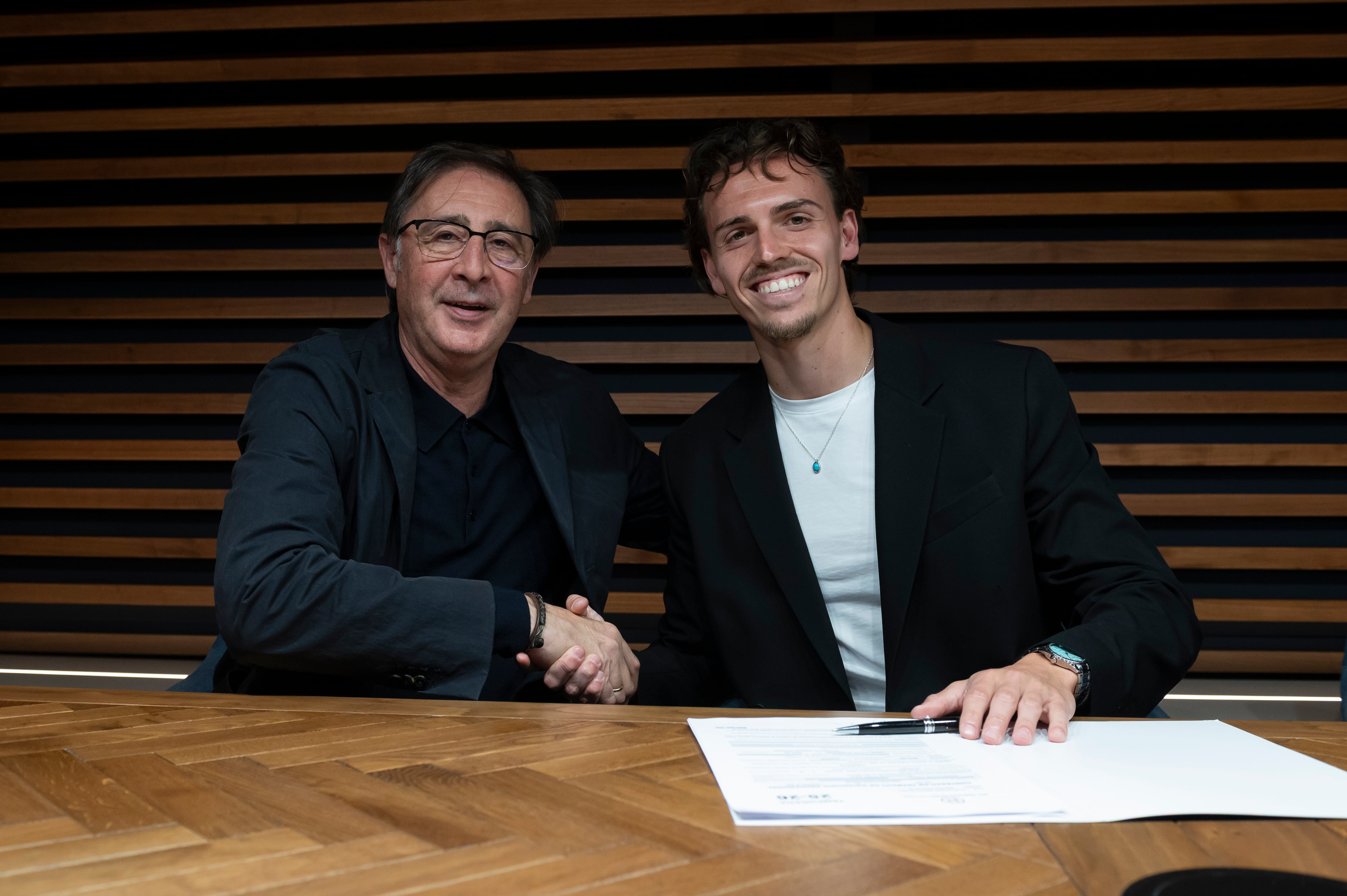 Recio, a la derecha, junto al director deportivo del Málaga Loren Juarros