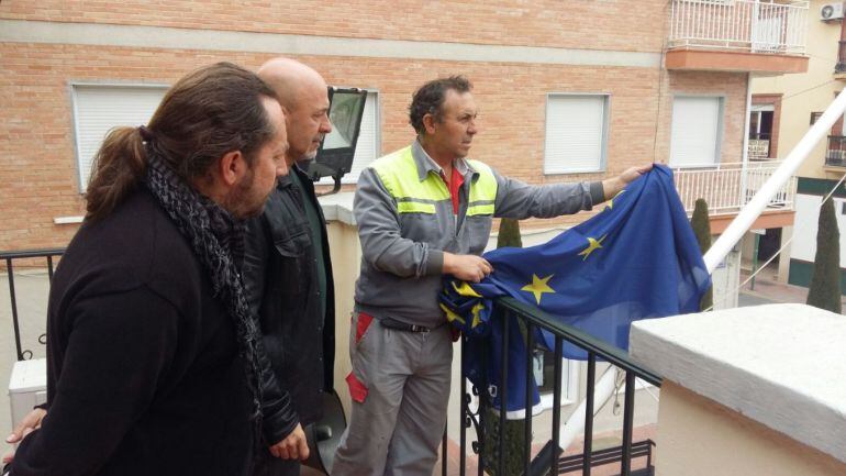 Retirada de la bandera de Europa del Ayuntamiento de Peligros(Granada)