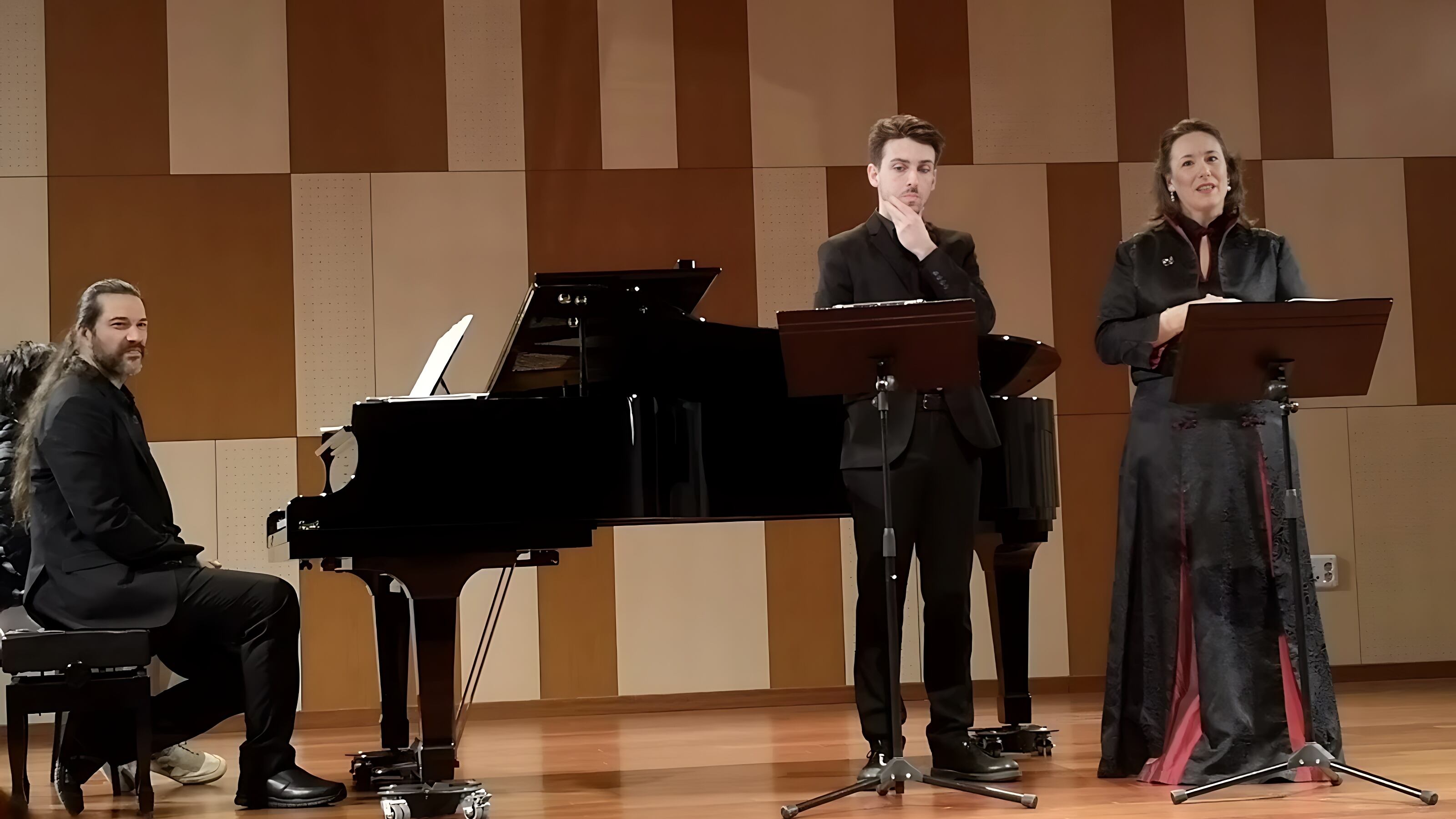 El pianista José Ramón Martín, el tenor Gonzalo Manglano y la soprano Cristina Ruiz junto al piano de Ana María Sánchez