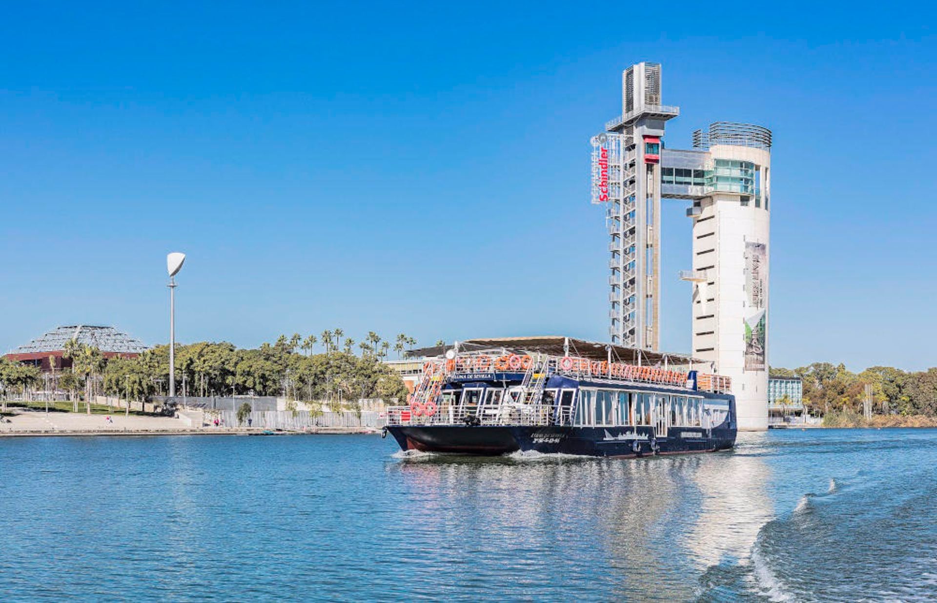 El barco del River Lab a su paso por el Pabellón de la Navegación. - RIVER LAB - Archivo